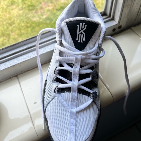 Nike Kyrie Flytrap 6 (5Y) - Picture 5 of 8